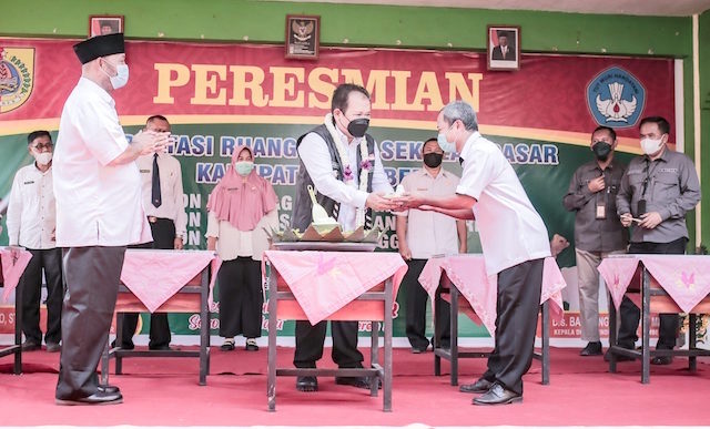 Pemkab Jember Bangun 100 Sekolah Baru dan Serahkan BPJS Ketenagakerjaan untuk GTT